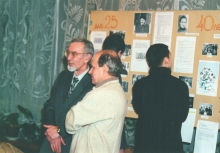 40-летие лаборатории  (2002г). У юбилейного стенда  С.Г.Новиков и В.И. Лезин
